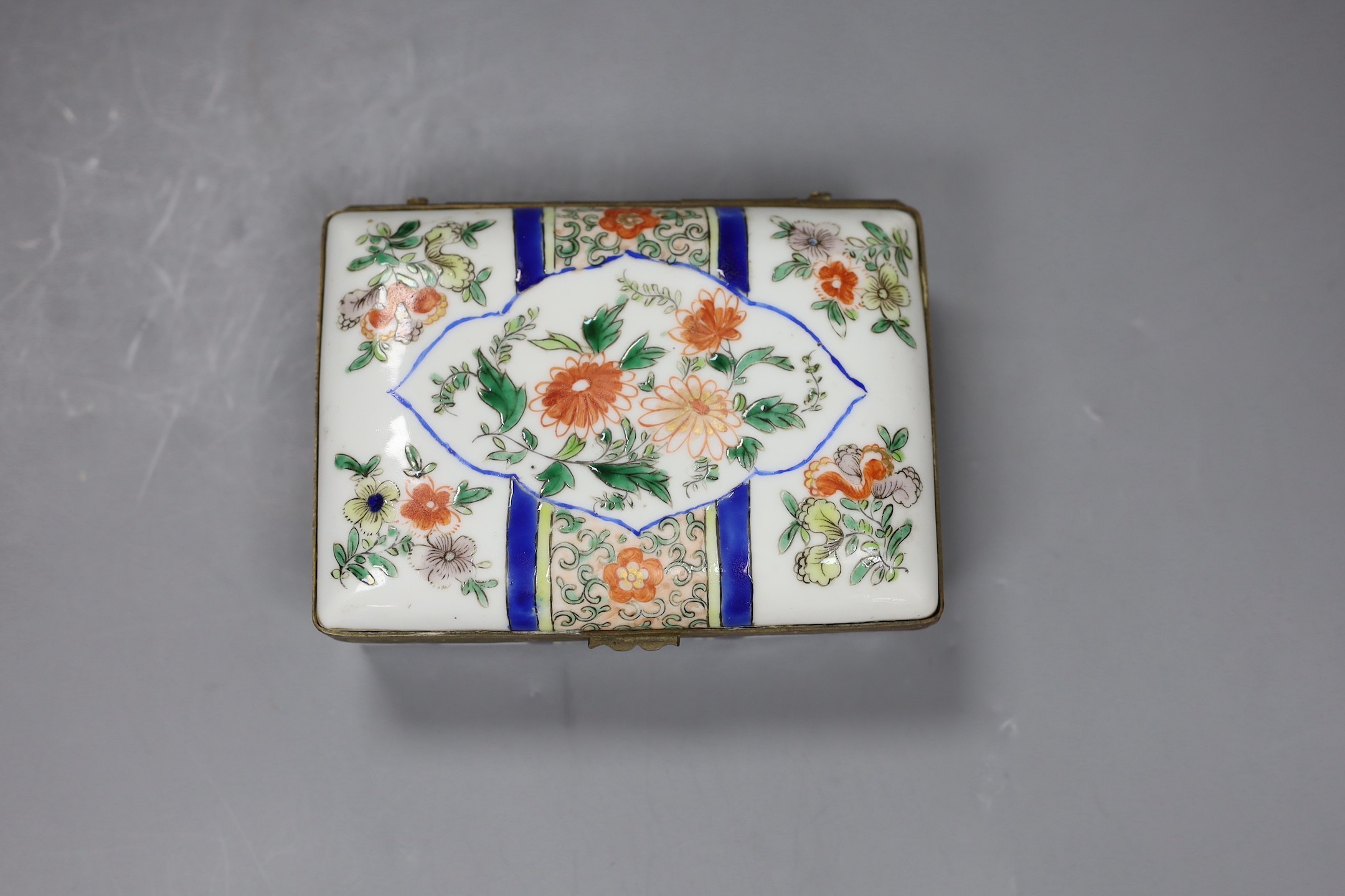 A Chinese famille verte box and cover, c.1900, 14cm wide